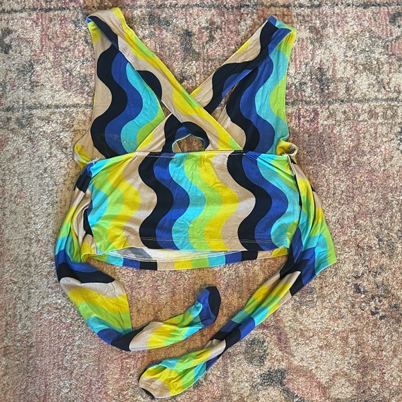 Vibrant Wave Pattern Crop Top - Picture 3 of 4